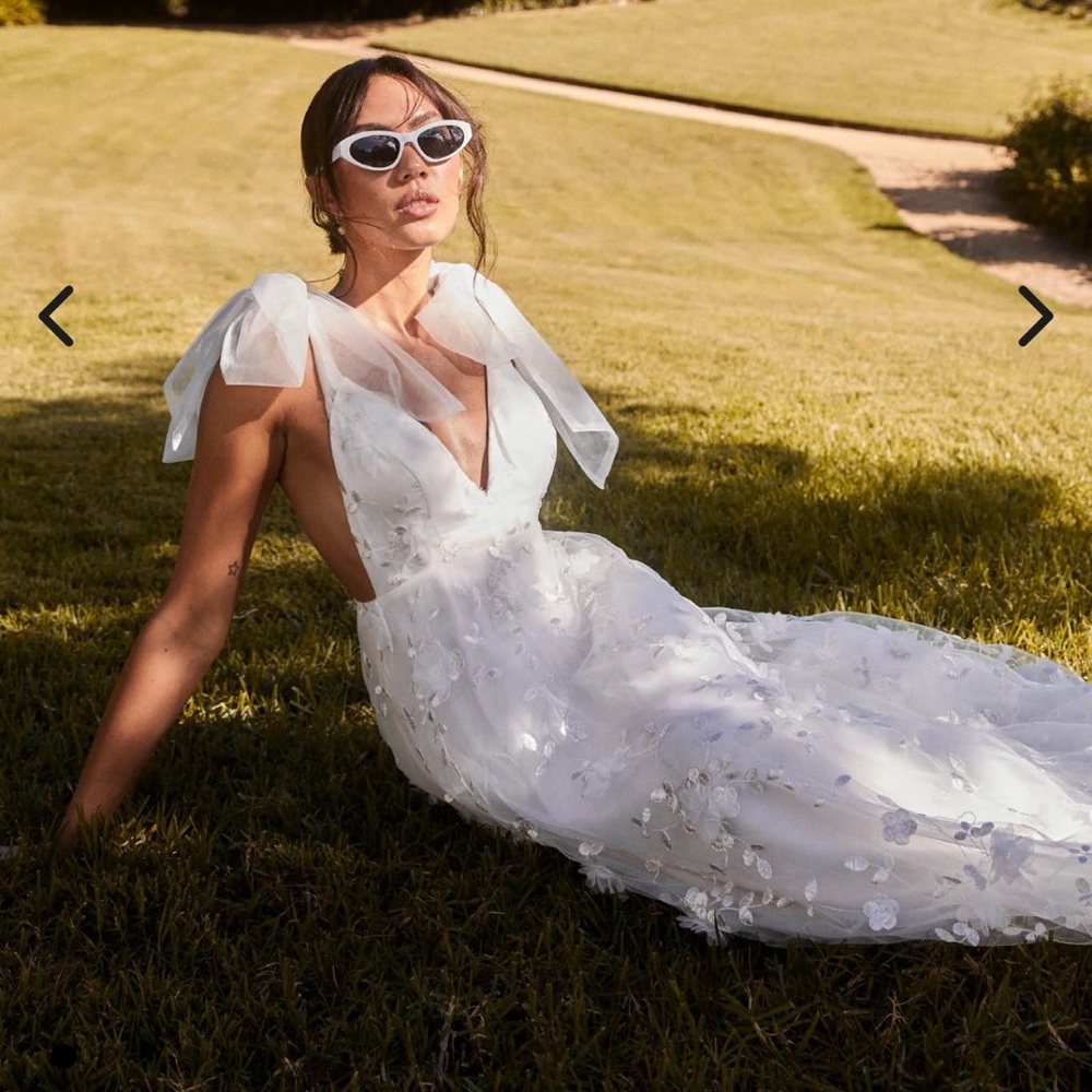 Selfie Leslie White Floral Maxi Dress
